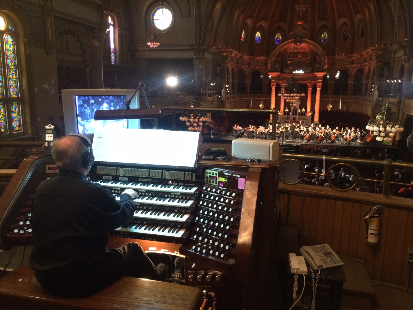 Jacques Boucher au grand orgue et l'Ensemble Sinfonia de Montréal