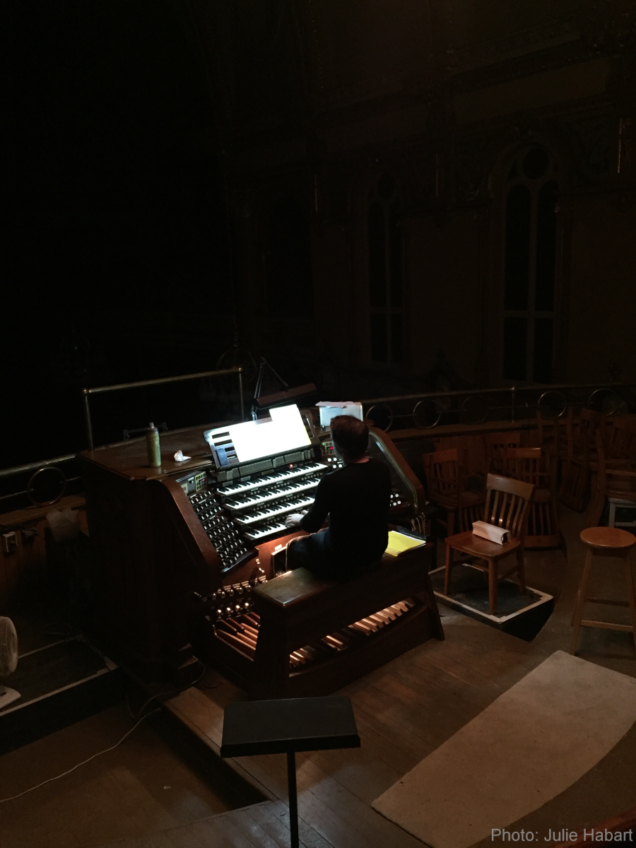 Pascal à la console du grand orgue