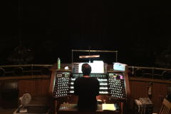 Pascal à la console du grand orgue